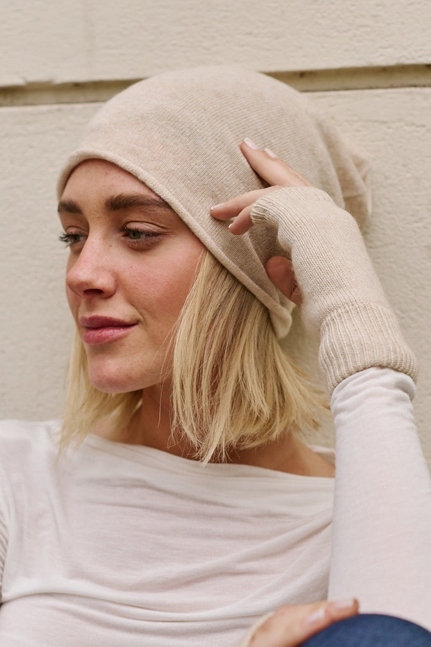 Gorro Lana y Cashmere Positano Beige Vista Lateral