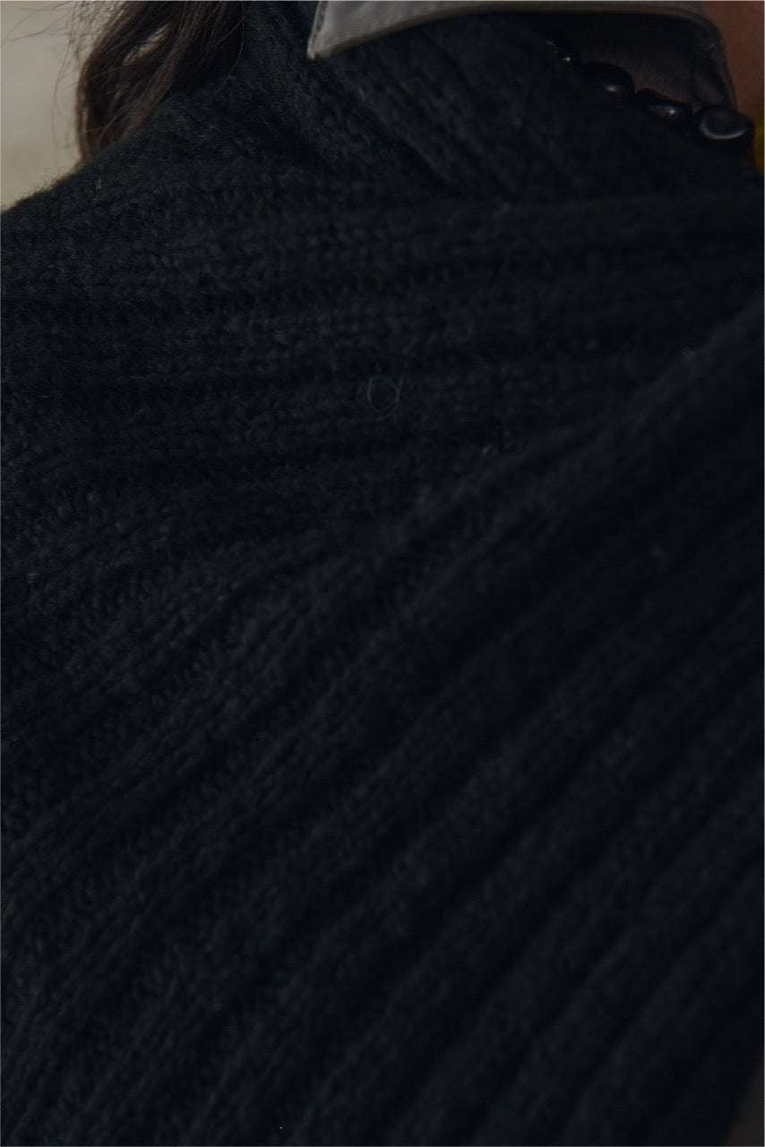 Poncho Blend Lana Erice Negro Detalle
