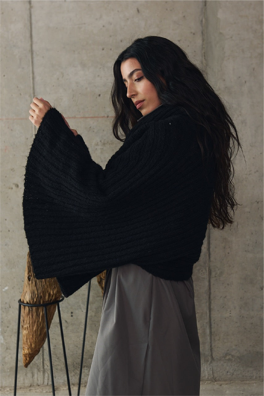 Poncho Blend Lana Erice Negro Vista Lateral