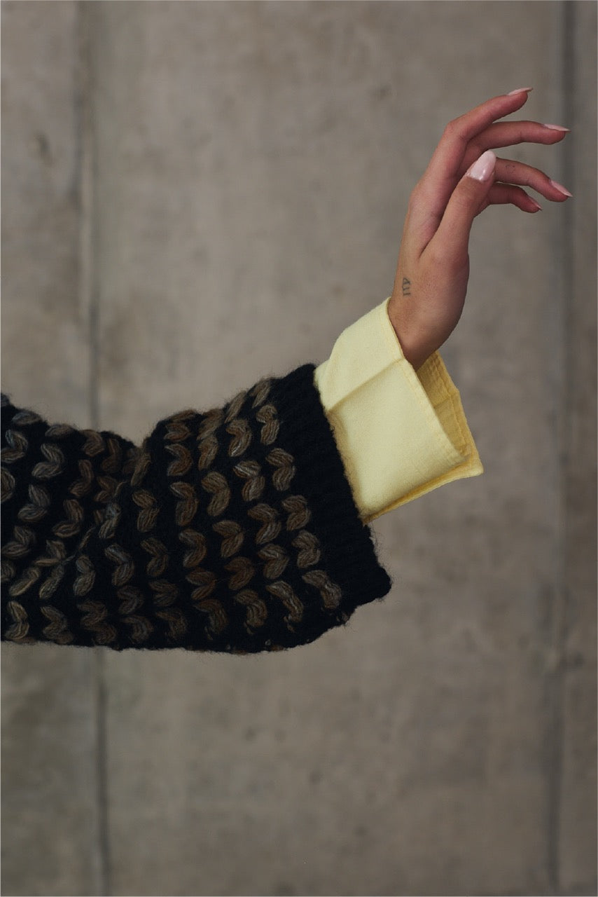 Sweater Blend Lana Novara Negro Brazo